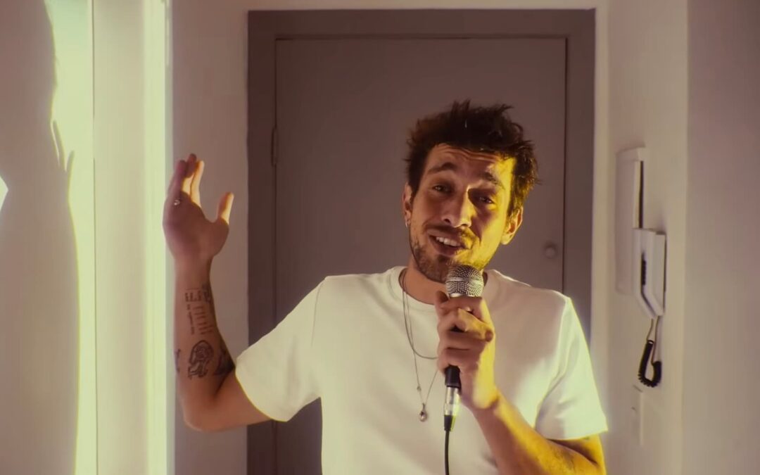 “É SINGELO E CRU, PROPOSITALMENTE CONCEBIDO ASSIM”, CONTA MATHEUS TORRES SOBRE O CLIPE DE “AMANTES”