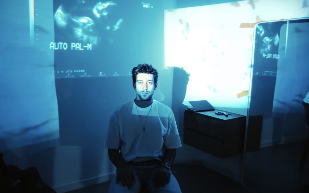 MATHEUS TORRES FICA ENTRE O TEMPO E A MEMÓRIA NO CLIPE INTROSPECTIVO DO SINGLE “PONTEIROS”