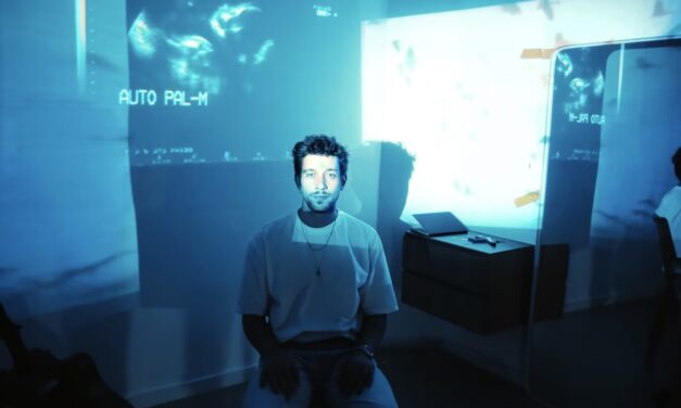 MATHEUS TORRES FICA ENTRE O TEMPO E A MEMÓRIA NO CLIPE INTROSPECTIVO DO SINGLE “PONTEIROS”