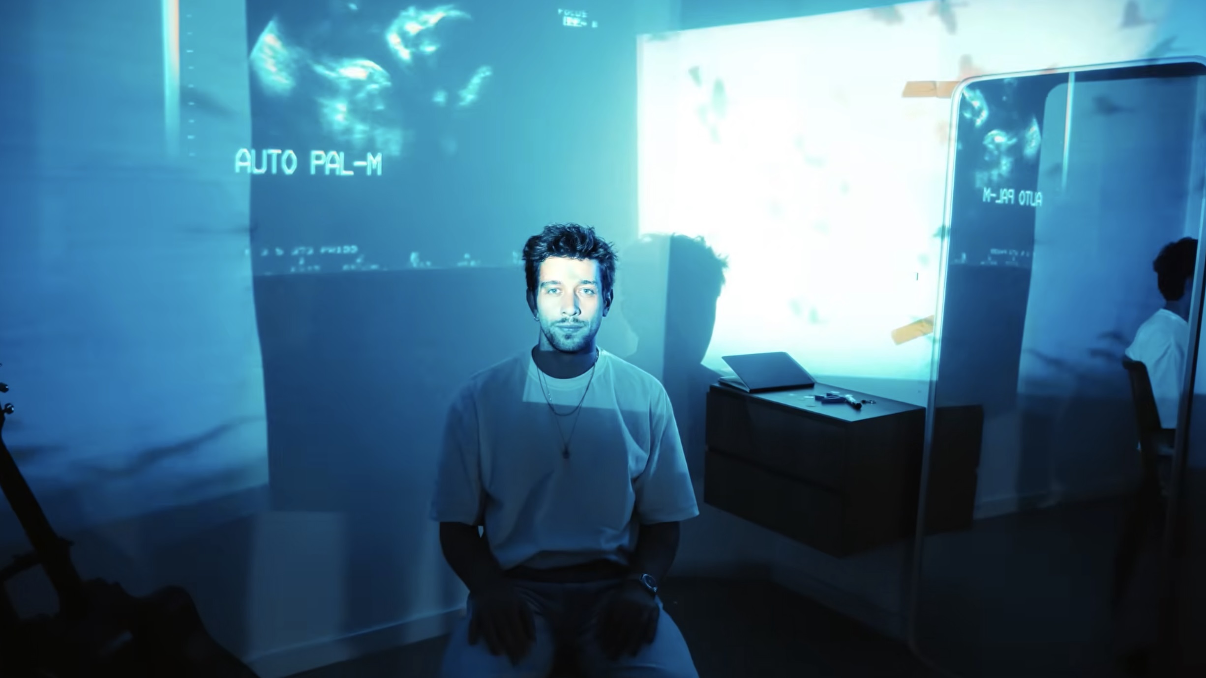 MATHEUS TORRES FICA ENTRE O TEMPO E A MEMÓRIA NO CLIPE INTROSPECTIVO DO SINGLE “PONTEIROS”