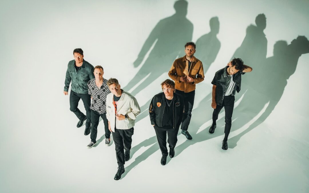 ONEREPUBLIC DESTACA A IMPORTÂNCIA DO AMOR EM DETRIMENTO DE AMBIÇÕES MATERIALISTAS NO CLIPE DE “NEED YOUR LOVE”