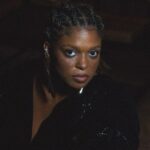 THAMI CONECTA SUA VIVÊNCIA PESSOAL ÀS DINÂMICAS EXAUSTIVAS DO MERCADO MUSICAL NA CANÇÃO “AINDA É POUCO”. ASSISTA