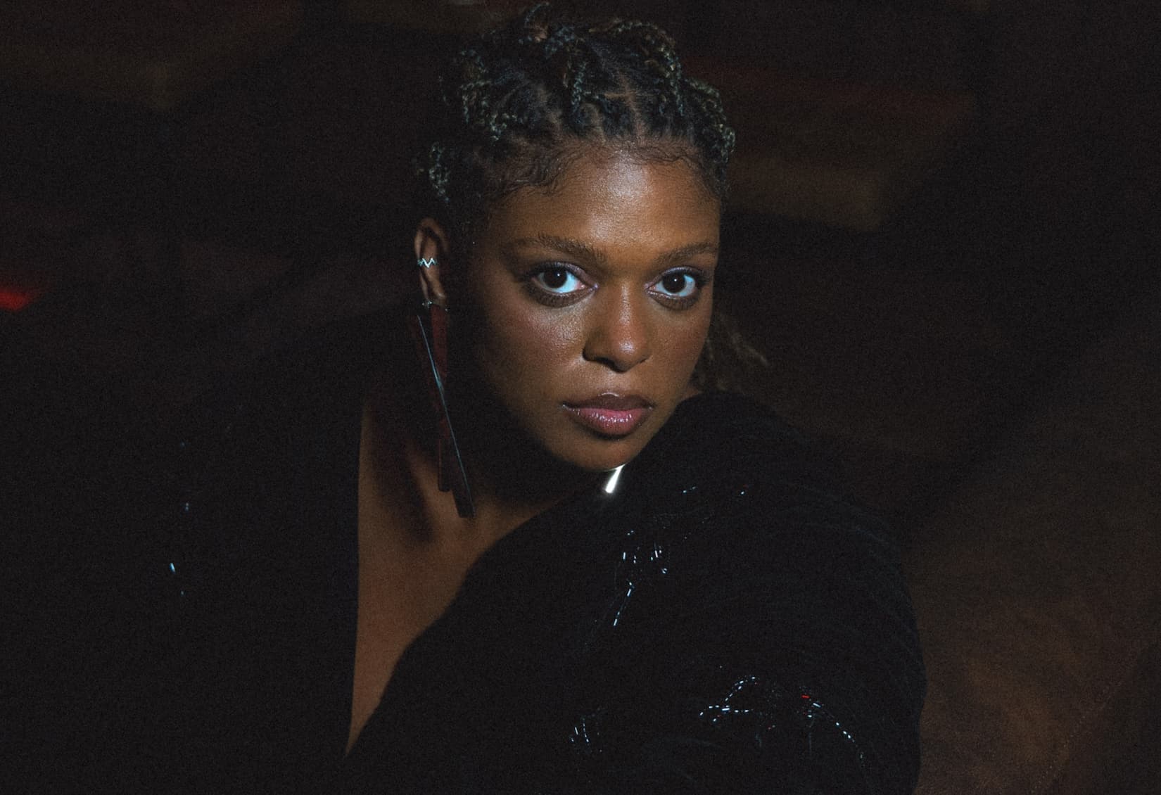 THAMI CONECTA SUA VIVÊNCIA PESSOAL ÀS DINÂMICAS EXAUSTIVAS DO MERCADO MUSICAL NA CANÇÃO “AINDA É POUCO”. ASSISTA