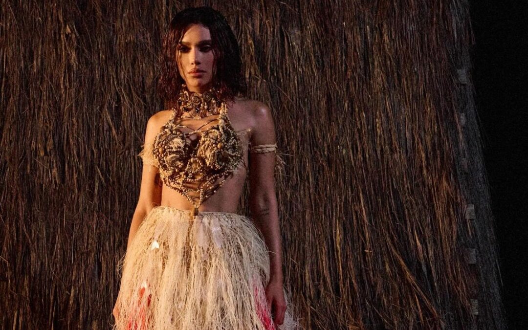 SEM PEDIR LICENÇA, ANITTA E SHAKIRA SURGEM LIVRES E PODEROSAS NA FAIXA “CHOKA CHOKA” QUE INTEGRA O NOVO ÁLBUM DA BRASILEIRA