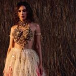 SEM PEDIR LICENÇA, ANITTA E SHAKIRA SURGEM LIVRES E PODEROSAS NA FAIXA “CHOKA CHOKA” QUE INTEGRA O NOVO ÁLBUM DA BRASILEIRA