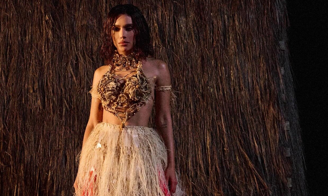 SEM PEDIR LICENÇA, ANITTA E SHAKIRA SURGEM LIVRES E PODEROSAS NA FAIXA “CHOKA CHOKA” QUE INTEGRA O NOVO ÁLBUM DA BRASILEIRA