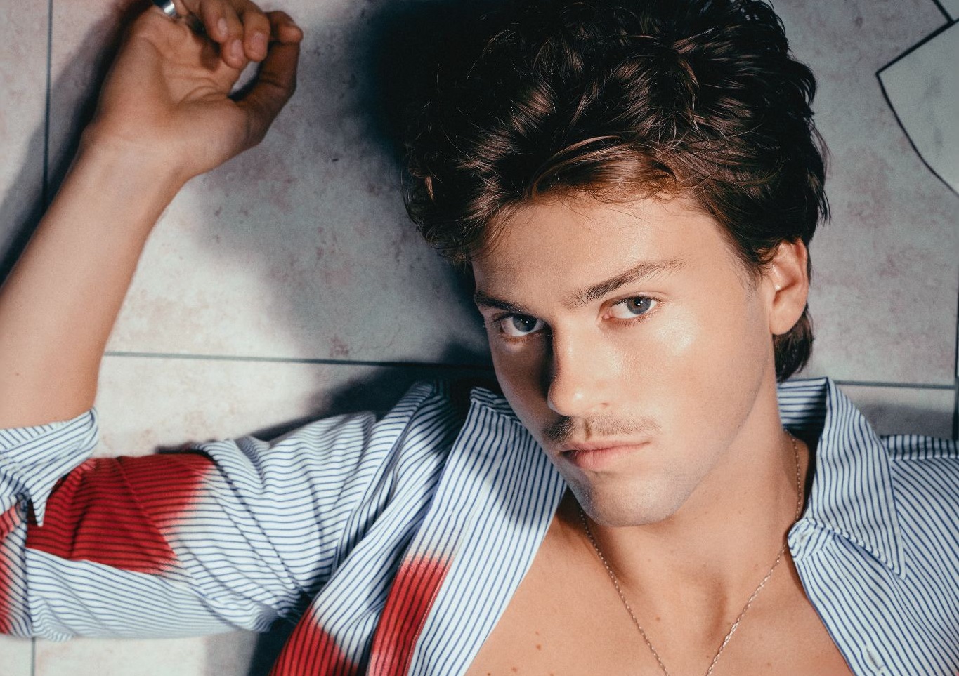 RUEL CAPTURA O QUE É AMAR ALGUÉM QUE FAZ MAL A VOCÊ EM “HATE MYSELF”, SINGLE QUE INTEGRA A SEGUNDA PARTE DE SEU ÁLBUM