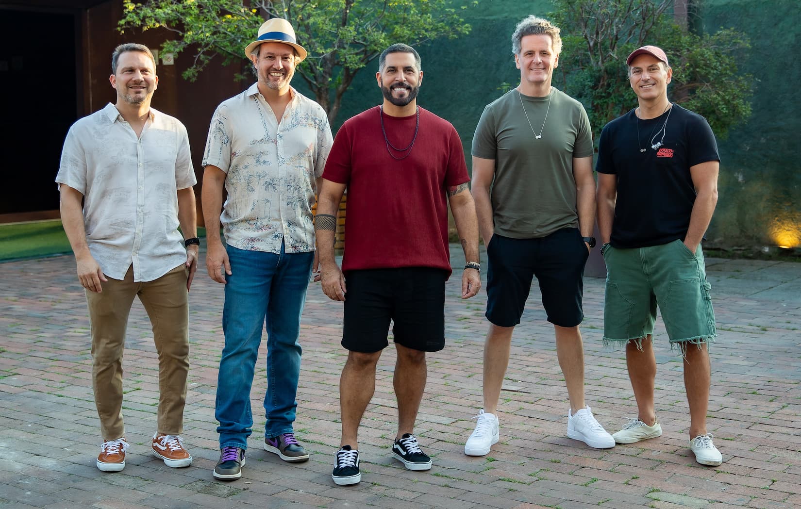 INIMIGOS DA HP AMPLIAM REPERTÓRIO AUTORAL EM UM MOMENTO DE RENOVAÇÃO ARTÍSTICA COM A INÉDITA “CONDOMÍNIO FECHADO”