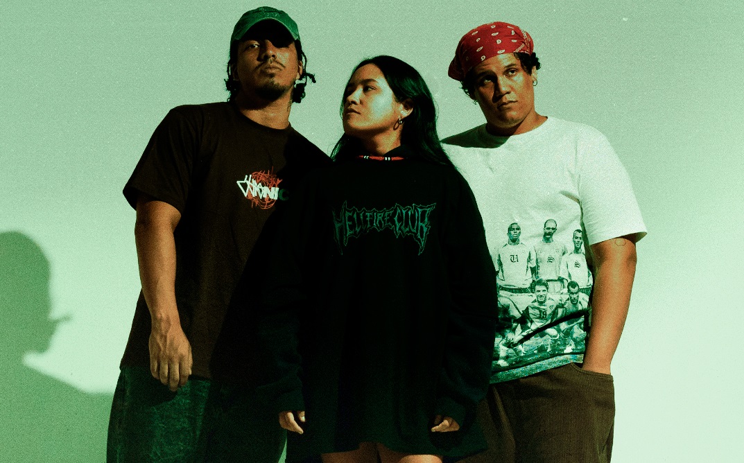 JAMBU ABRAÇA UMA VERTENTE MAIS DENSA E MELANCÓLICA DO ROCK COM GUITARRAS DE TIMBRE PESADO NO SINGLE “DESCULPA”