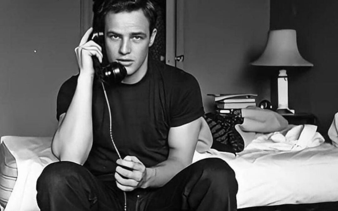 EFEITO MARLON BRANDO – COMO O ATOR TRANSFORMOU AS ROUPAS DE BAIXO EM SÍMBOLO DE SEX APPEAL