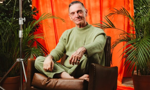 PAULO MIKLOS ANTECEDE SEU NOVO ÁLBUM E TRAZ A RELEITURA DA CANÇÃO “O SAL DA TERRA”. OUÇA