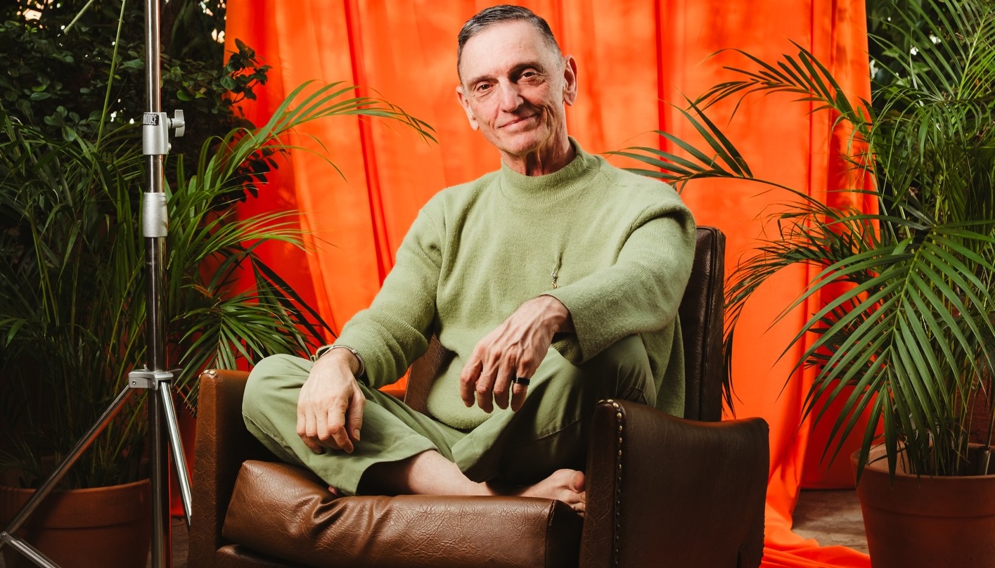 PAULO MIKLOS ANTECEDE SEU NOVO ÁLBUM E TRAZ A RELEITURA DA CANÇÃO “O SAL DA TERRA”. OUÇA