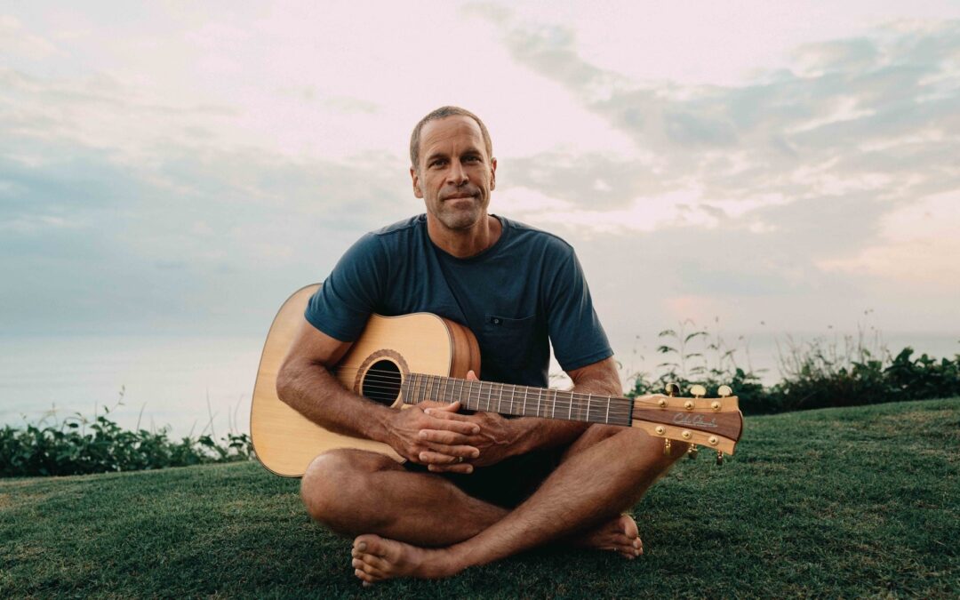 JACK JOHNSON LANÇA ÁLBUM DUPLO INÉDITO E DOCUMENTÁRIO QUE ACOMPANHA SUA TRAJETÓRIA NO SURFE AO CINEMA