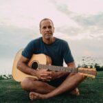 JACK JOHNSON LANÇA ÁLBUM DUPLO INÉDITO E DOCUMENTÁRIO QUE ACOMPANHA SUA TRAJETÓRIA NO SURFE AO CINEMA
