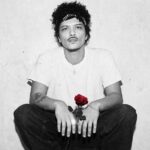 BRUNO MARS REFORÇA CONEXÃO COM FÃS LATINOS E LANÇA “LO ARRIESGO TODO”, VERSÃO EM ESPANHOL DE “RISK IT ALL”