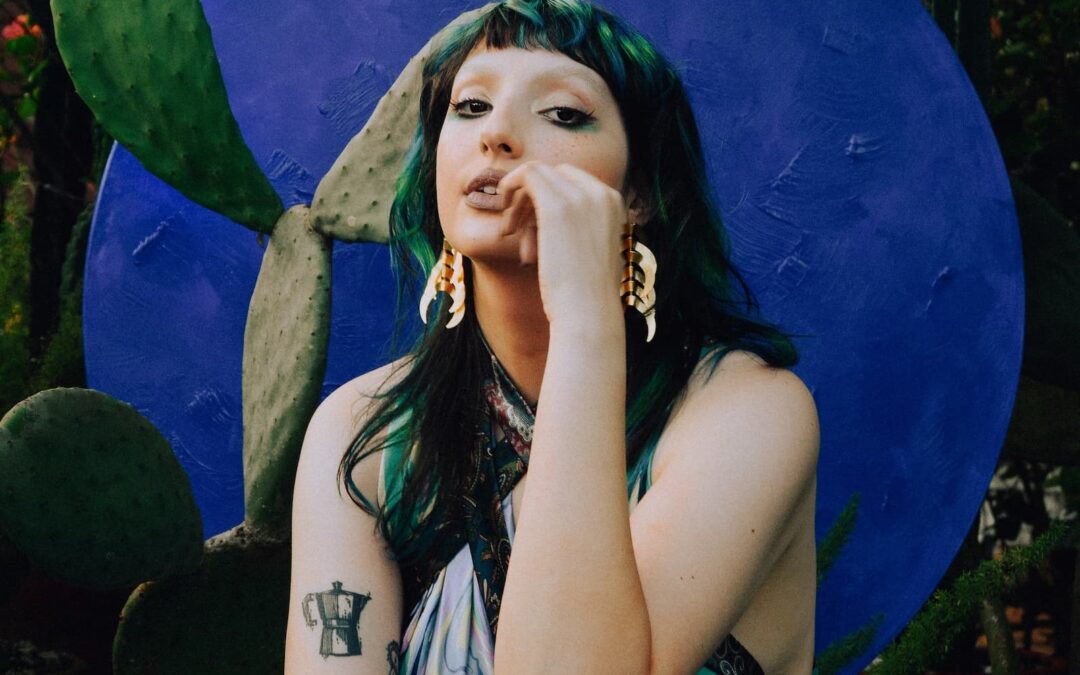 “BRava”, NOVO DISCO DE JENNI MOSELLO APRESENTA UMA ARTISTA AINDA MAIS CONSCIENTE DE SUA PRÓPRIA POTÊNCIA