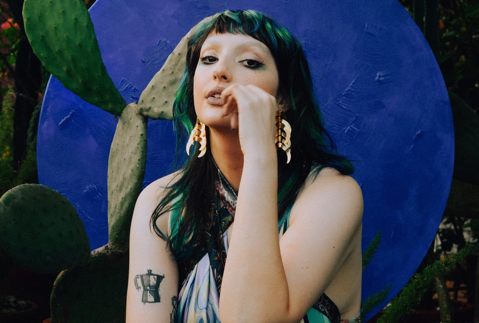 “BRava”, NOVO DISCO DE JENNI MOSELLO APRESENTA UMA ARTISTA AINDA MAIS CONSCIENTE DE SUA PRÓPRIA POTÊNCIA