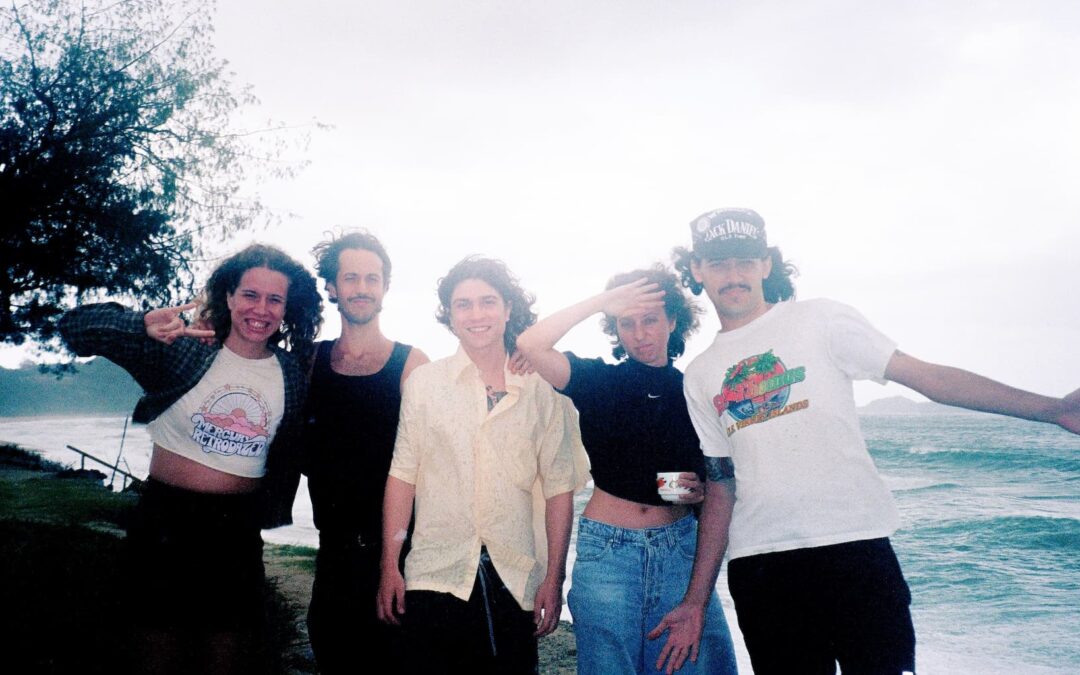 EXCLUSIVE OS CABIDES APRESENTAM O EP DIVERTIDO “FELIZ E TRISTE AO MESMO TEMPO”. OUÇA