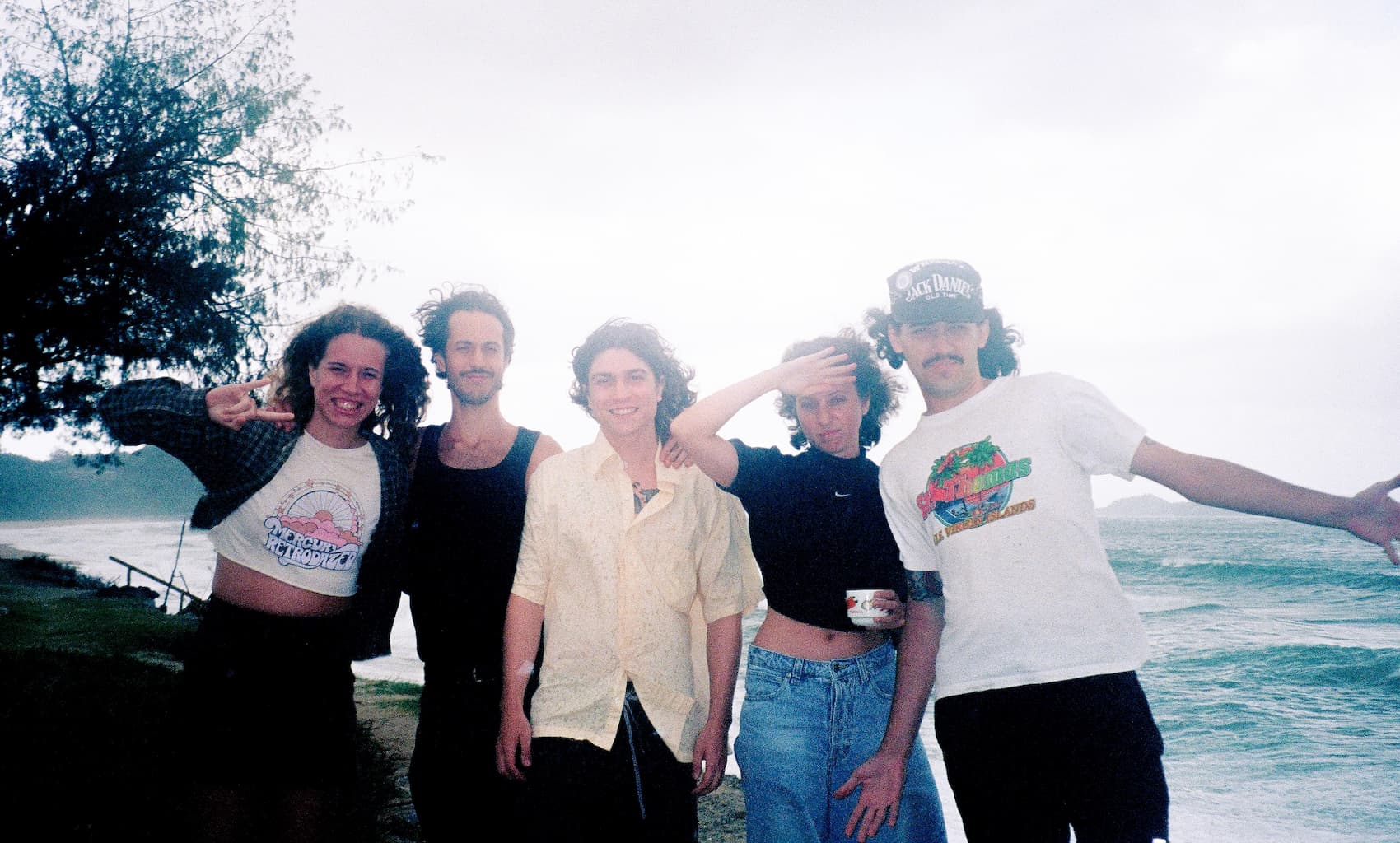 EXCLUSIVE OS CABIDES APRESENTAM O EP DIVERTIDO “FELIZ E TRISTE AO MESMO TEMPO”. OUÇA