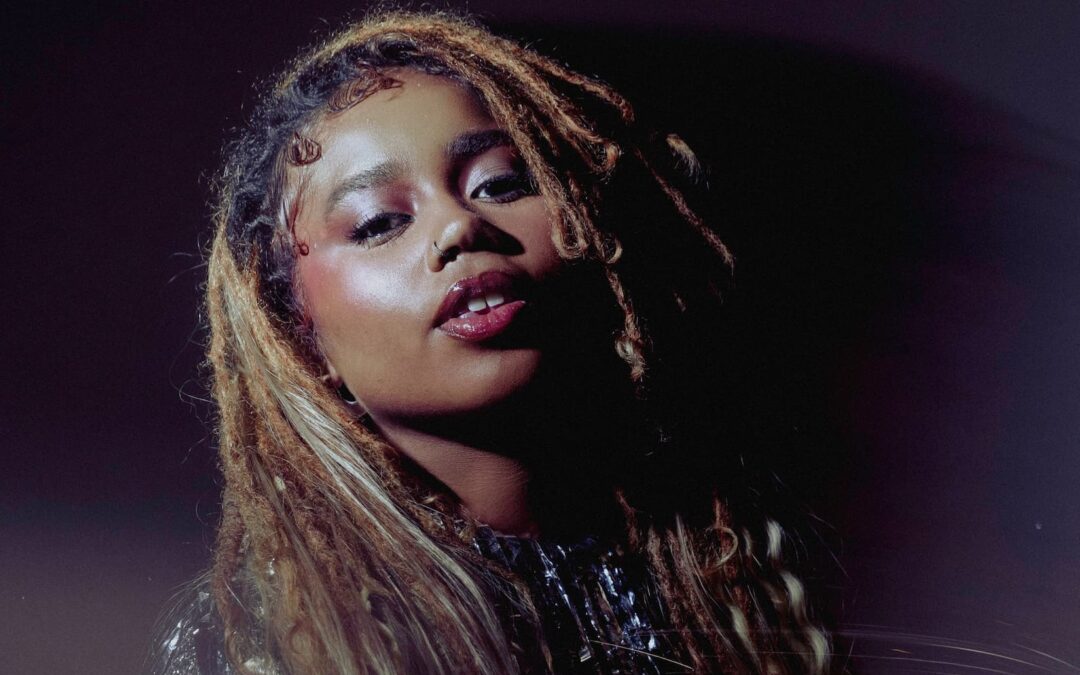 MELLY CHEGA COM FÔLEGO RENOVADO E TRANSFORMA INQUIETAÇÃO EM FORÇA CRIATIVA NO DELICIOSO ÁLBUM “MAIS FORTE QUE A DÚVIDA”