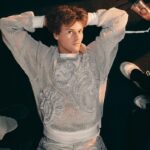 CONSTRUÍDA SOBRE SINTETIZADORES BRILHANTES INSPIRADOS NOS ANOS 80, RUEL LANÇA A FAIXA “DEBBIE DON’T CRY”