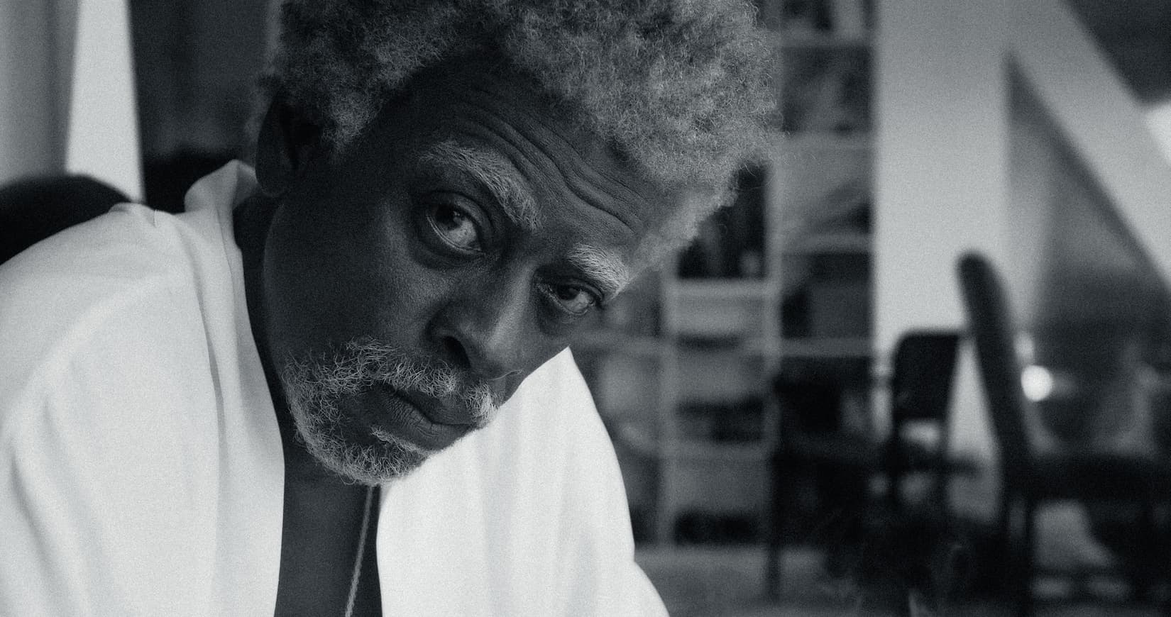 “GOSTO QUANDO A MÚSICA ENCONTRA IMAGENS QUE AMPLIAM O SENTIMENTO DA CANÇÃO”, DIZ SEU JORGE SOBRE O CLIPE DE “GIRL YOU MOVE ME”