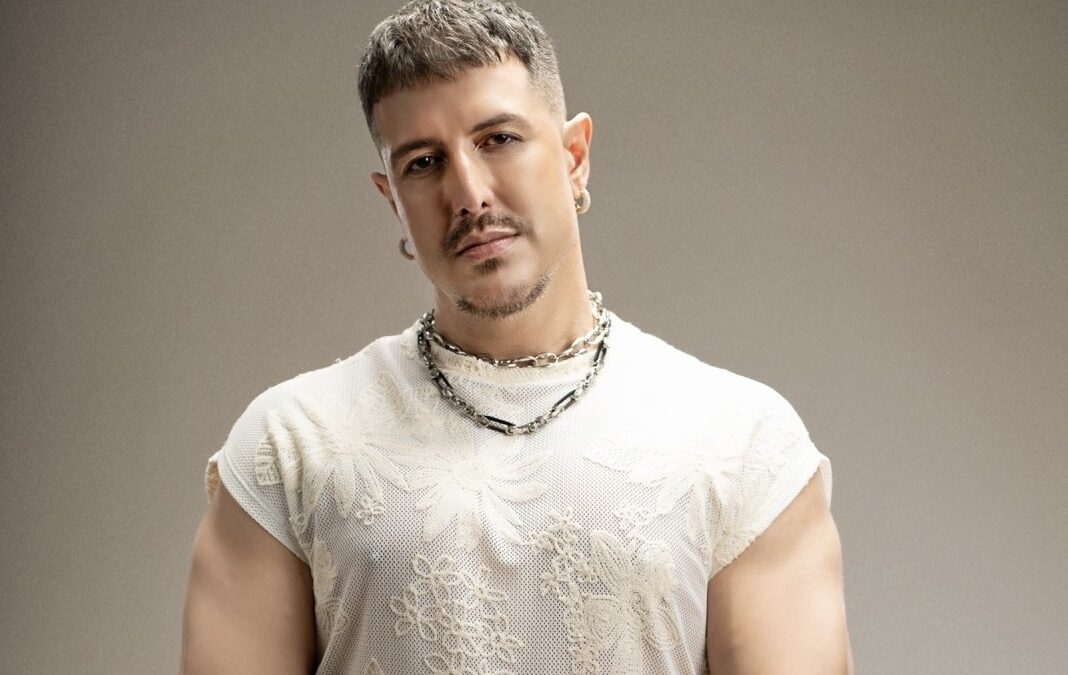 “ACREDITO QUE PERMANÊNCIA AINDA CONTINUA SENDO O GRANDE DESAFIO”, DIZ TOMMY LOVE AO COMEMORAR 22 ANOS DE CARREIRA