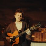 MATHEUS TORRES MERGULHA EM SENTIMENTO NOSTÁLGICO NO CLIPE INTIMISTA DO SINGLE “SE VOCÊ SOUBESSE”