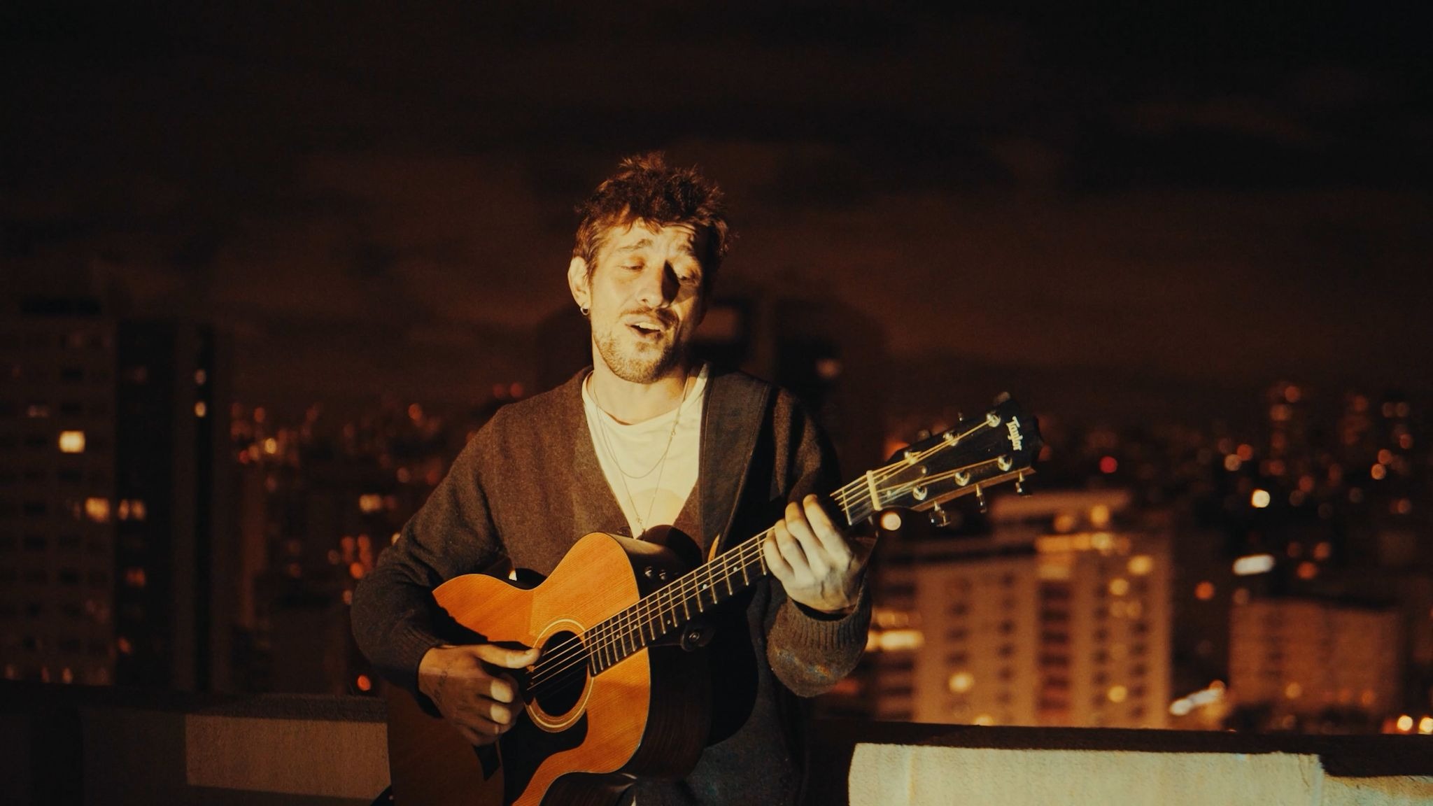 MATHEUS TORRES MERGULHA EM SENTIMENTO NOSTÁLGICO NO CLIPE INTIMISTA DO SINGLE “SE VOCÊ SOUBESSE”