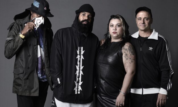 BAIANASYSTEM APRESENTA NOVAS VERSÕES DO DISCO GANHADOR DO GRAMMY LATINO EM “O MUNDO DÁ VOLTAS DANDO VOLTAS PELO MUNDO”