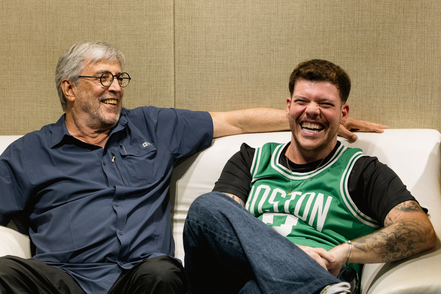 IVAN LINS E FERRUGEM SE UNEM NA CANÇÃO “DEIXA EU DIZER”, LANÇADA EM 1974 COMO UM DESABAFO CONTRA A CENSURA MILITAR