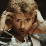 BANHADO EM AMOR E PERDA, RUEL EVOCA UMA NOVA ERA E LANÇA O ÁLBUM “KICKING MY FEET & SCREAMING”