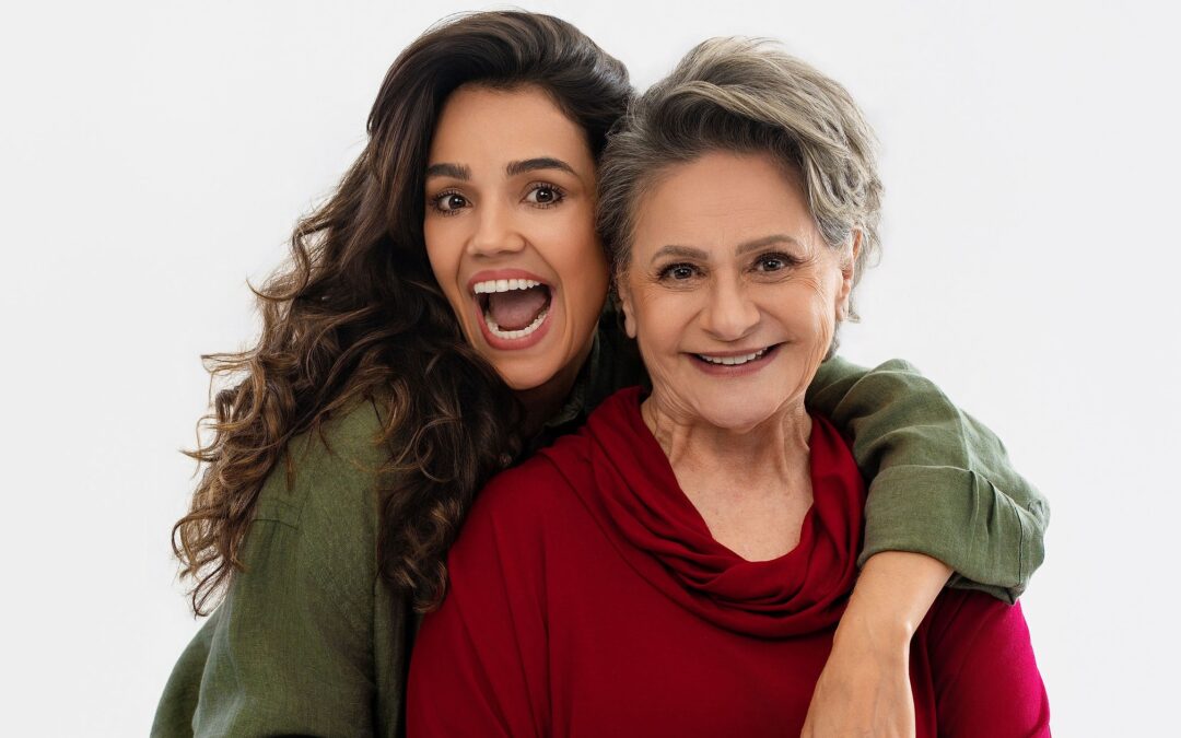 FAFY SIQUEIRA COMEMORA 50 ANOS DE CARREIRA E DRIBLA O ETARISMO NA PEÇA “JÁ DIZIA MINHA VÓ!”, AO LADO DE RACHEL GOLLASSI