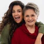 FAFY SIQUEIRA COMEMORA 50 ANOS DE CARREIRA E DRIBLA O ETARISMO NA PEÇA “JÁ DIZIA MINHA VÓ!”, AO LADO DE RACHEL GOLLASSI