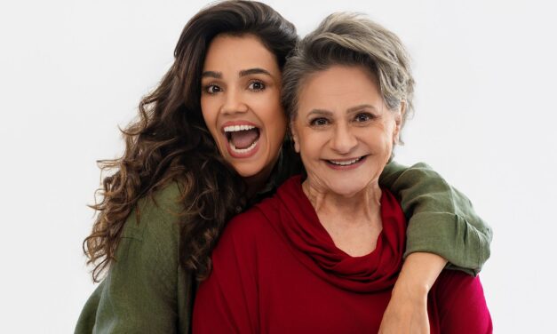 FAFY SIQUEIRA COMEMORA 50 ANOS DE CARREIRA E DRIBLA O ETARISMO NA PEÇA “JÁ DIZIA MINHA VÓ!”, AO LADO DE RACHEL GOLLASSI
