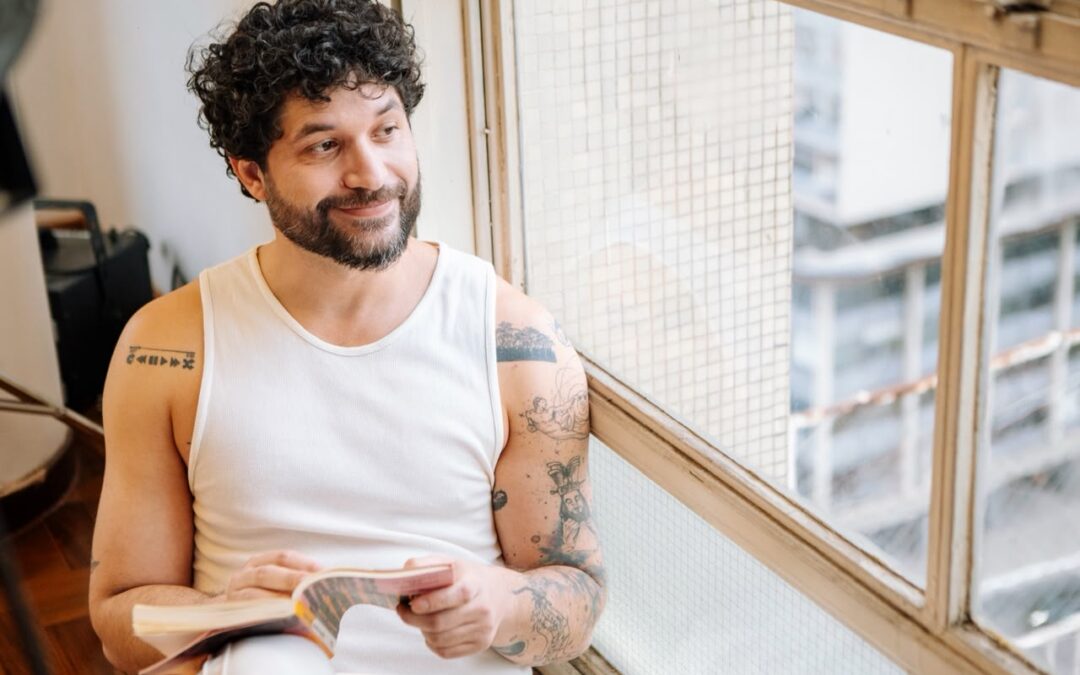 “É SOBRE AQUELE MOMENTO EM QUE O AMOR OCUPA TODOS OS ESPAÇOS”, REFLETE JONA POETA SOBRE O SINGLE “DOIS LOUCOS”