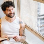 “É SOBRE AQUELE MOMENTO EM QUE O AMOR OCUPA TODOS OS ESPAÇOS”, REFLETE JONA POETA SOBRE O SINGLE “DOIS LOUCOS”