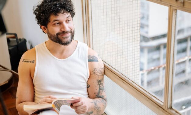 “É SOBRE AQUELE MOMENTO EM QUE O AMOR OCUPA TODOS OS ESPAÇOS”, REFLETE JONA POETA SOBRE O SINGLE “DOIS LOUCOS”