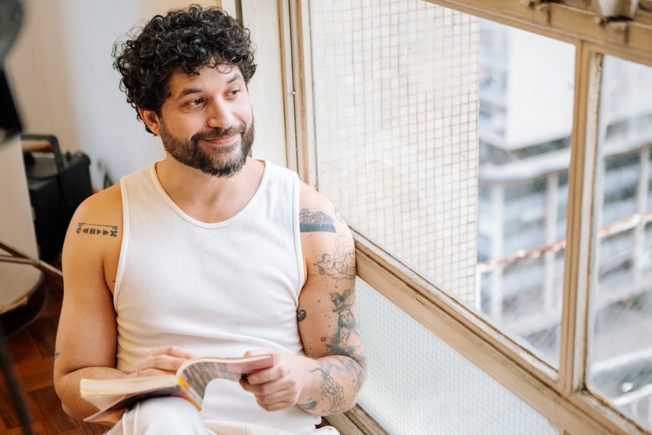 “É SOBRE AQUELE MOMENTO EM QUE O AMOR OCUPA TODOS OS ESPAÇOS”, REFLETE JONA POETA SOBRE O SINGLE “DOIS LOUCOS”