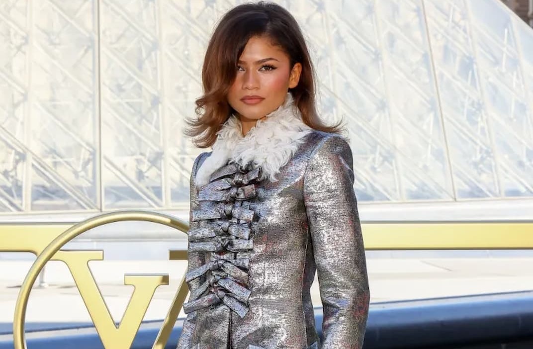 ZENDAYA TRANSFORMOU SUAS APARIÇÕES PÚBLICAS EM VERDADEIROS MOMENTOS HISTÓRICOS DA MODA