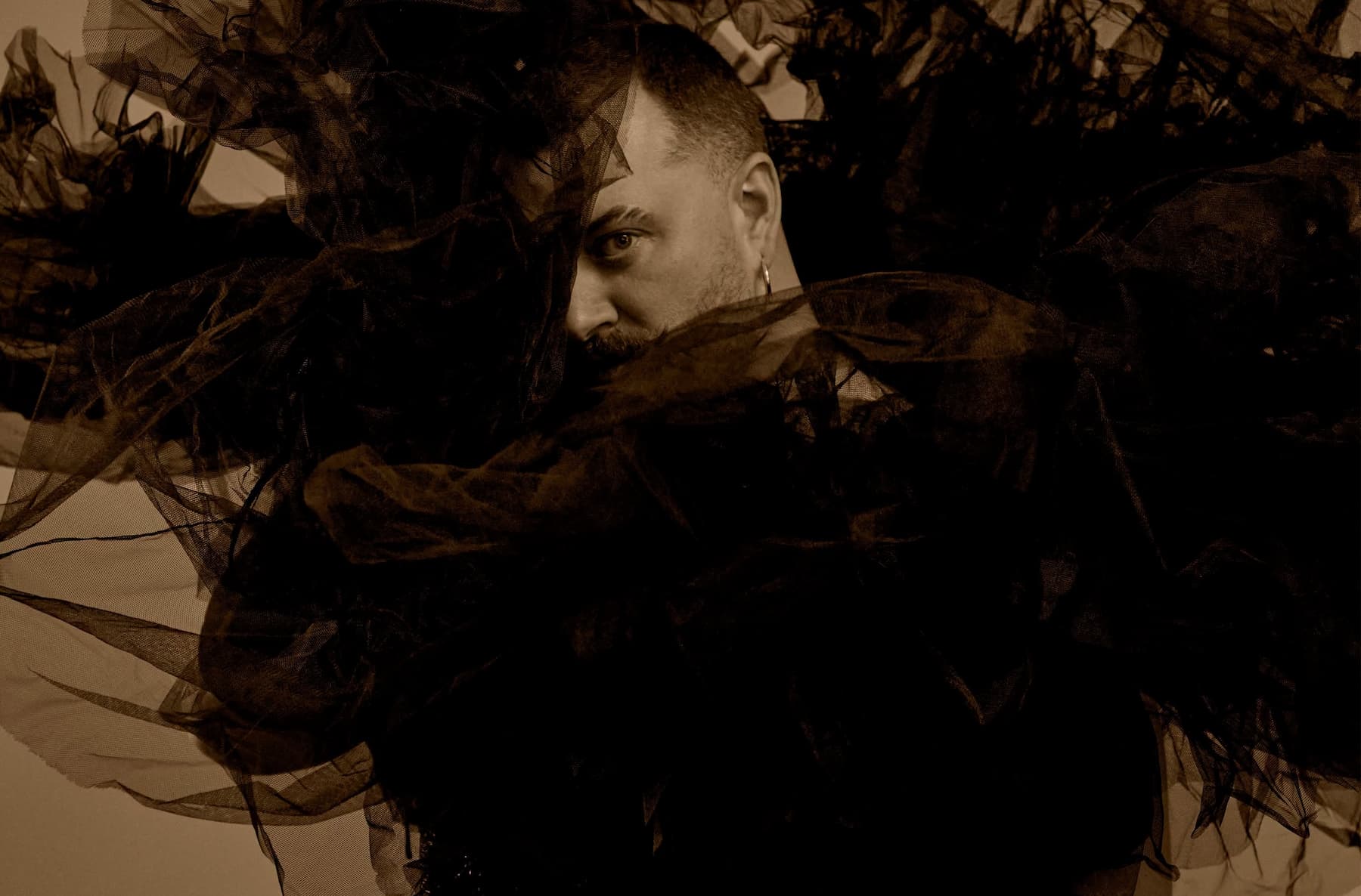 DIANTE DA DECEPÇÃO, SAM SMITH DESEJA UM ACOLHIMENTO MATERNO NO SINGLE “OH MOTHER”