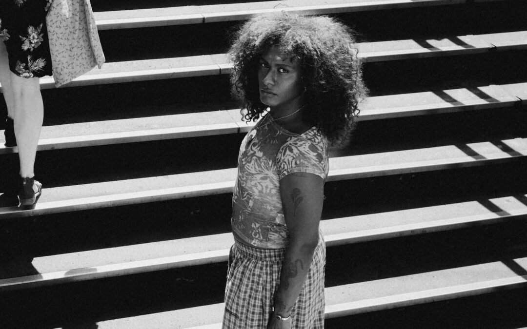 LINIKER TRANSFORMA PARIS EM CENÁRIO PARA UMA NARRATIVA DELICADA NO CLIPE “MELHOR NOTÍCIA”