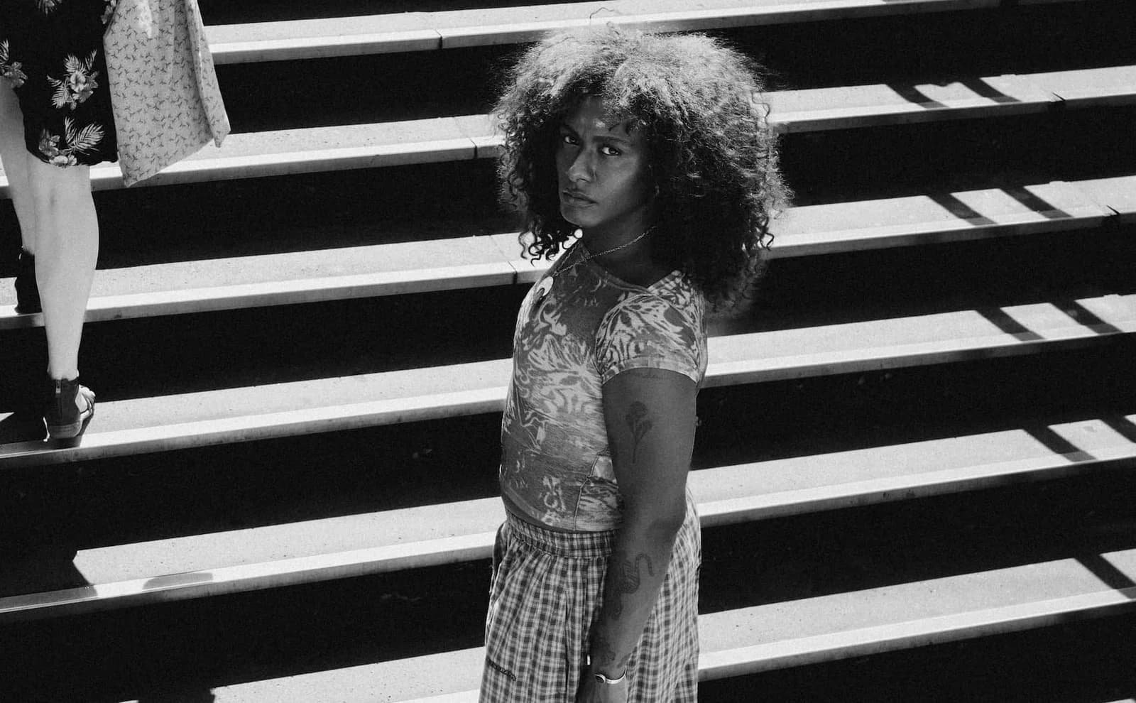 LINIKER TRANSFORMA PARIS EM CENÁRIO PARA UMA NARRATIVA DELICADA NO CLIPE “MELHOR NOTÍCIA”