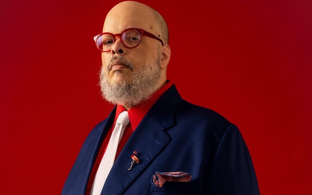 APÓS TREZE ANOS, ED MOTTA ANUNCIA DISCO EM PORTUGUÊS E DIVULGA “TOC-TOC”, SEGUNDO SINGLE DO PROJETO HOMÔNIMO