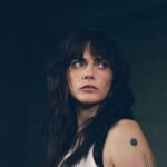 CARA DELEVINGNE ANUNCIA SEU ÁLBUM DE ESTREIA E DIVULGA O CLIPE DO SINGLE “CRAZY, BABY”