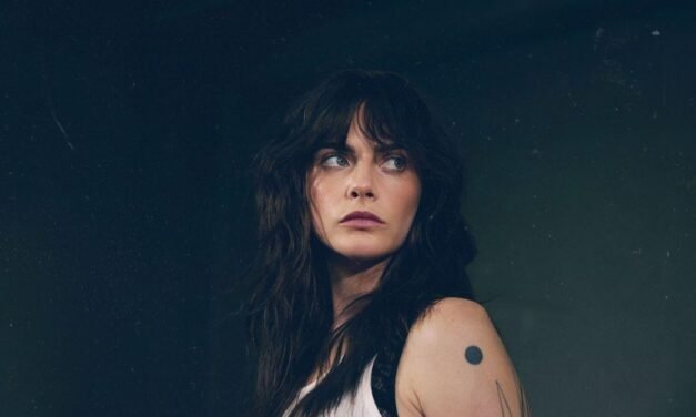 CARA DELEVINGNE ANUNCIA SEU ÁLBUM DE ESTREIA E DIVULGA O CLIPE DO SINGLE “CRAZY, BABY”