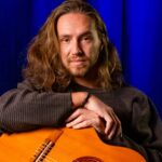 VITOR KLEY REFORÇA A CONEXÃO COM SEUS OUVINTES COM O ÁLBUM “SOZINHO E BEM ACOMPANHADO”