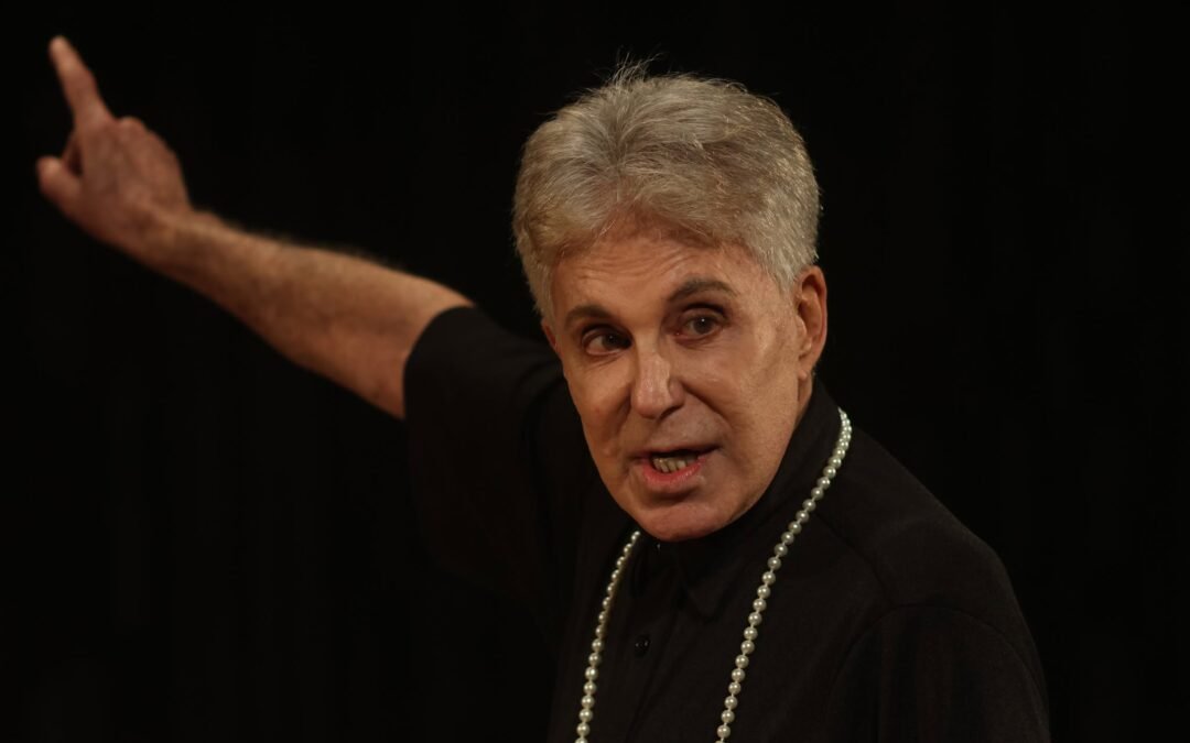 EDWIN LUISI CELEBRA A CORAGEM DE EXISTIR AO INTERPRETAR 20 PERSONAGENS NO ESPETÁCULO “EU SOU MINHA PRÓPRIA MULHER”