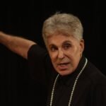 EDWIN LUISI CELEBRA A CORAGEM DE EXISTIR AO INTERPRETAR 20 PERSONAGENS NO ESPETÁCULO “EU SOU MINHA PRÓPRIA MULHER”
