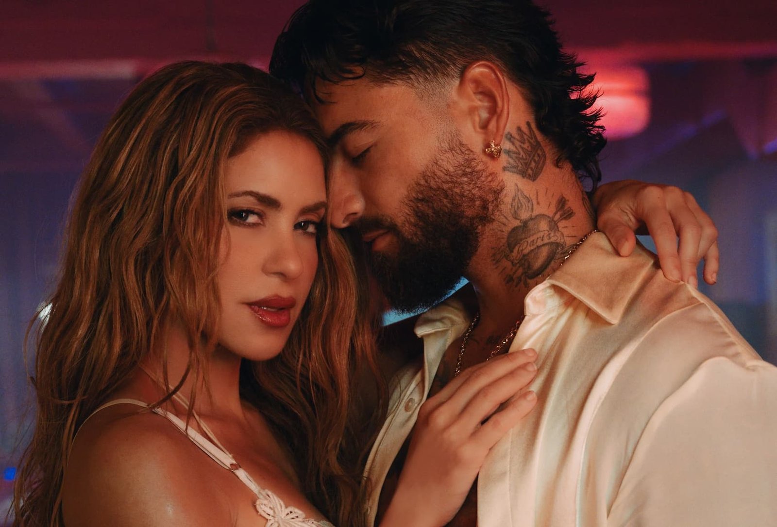 A QUÍMICA VOCAL ENTRE SHAKIRA E MALUMA VOLTA A SER O CENTRO DA NARRATIVA NO CLIPE SENSUAL DO SINGLE “AGUA”